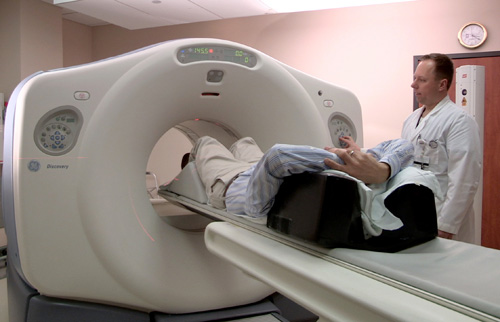 Patient receiving a lung screening