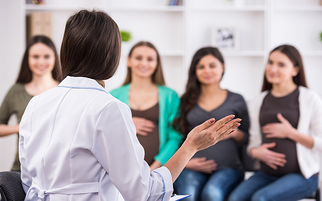 A midwife speaking to 4 pregnant women