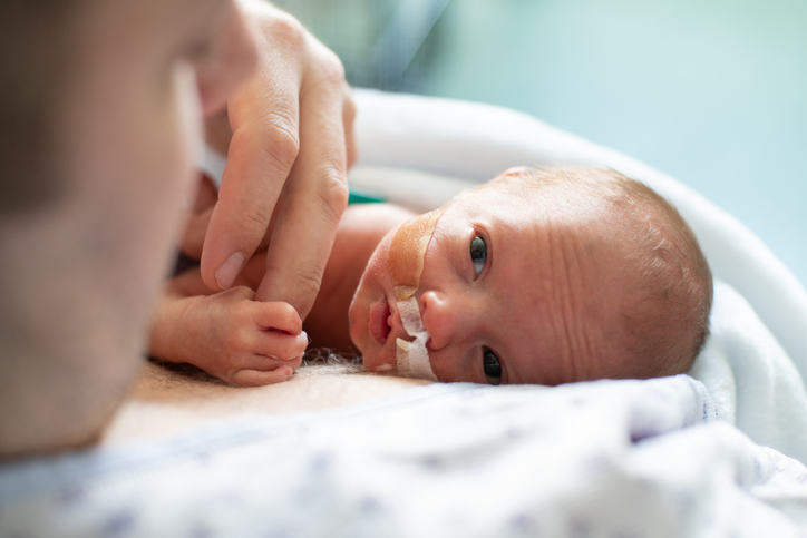 father and premature baby doing skin to skin