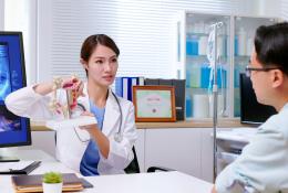 doctor explains colon model